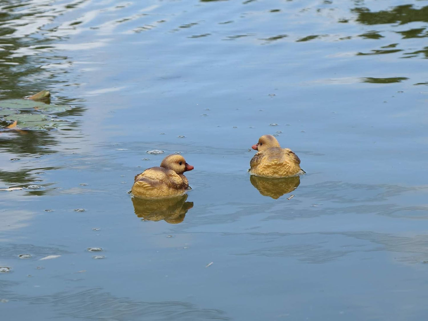 Floating Resin Duck Figurine Pond Décor Garden Lawn Patio Outdoor Statue Black Yellow (Set of 2)
