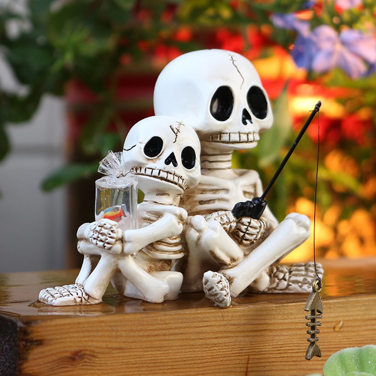 Fishing Skeleton Couple Statue Halloween Decorations, 3.54 Inch Funny Sitting Skull Figurine Shelf Sitter Resin Sculpture for Outdoor Garden Yard Lawn Pond Waterfalls Pool Ornaments