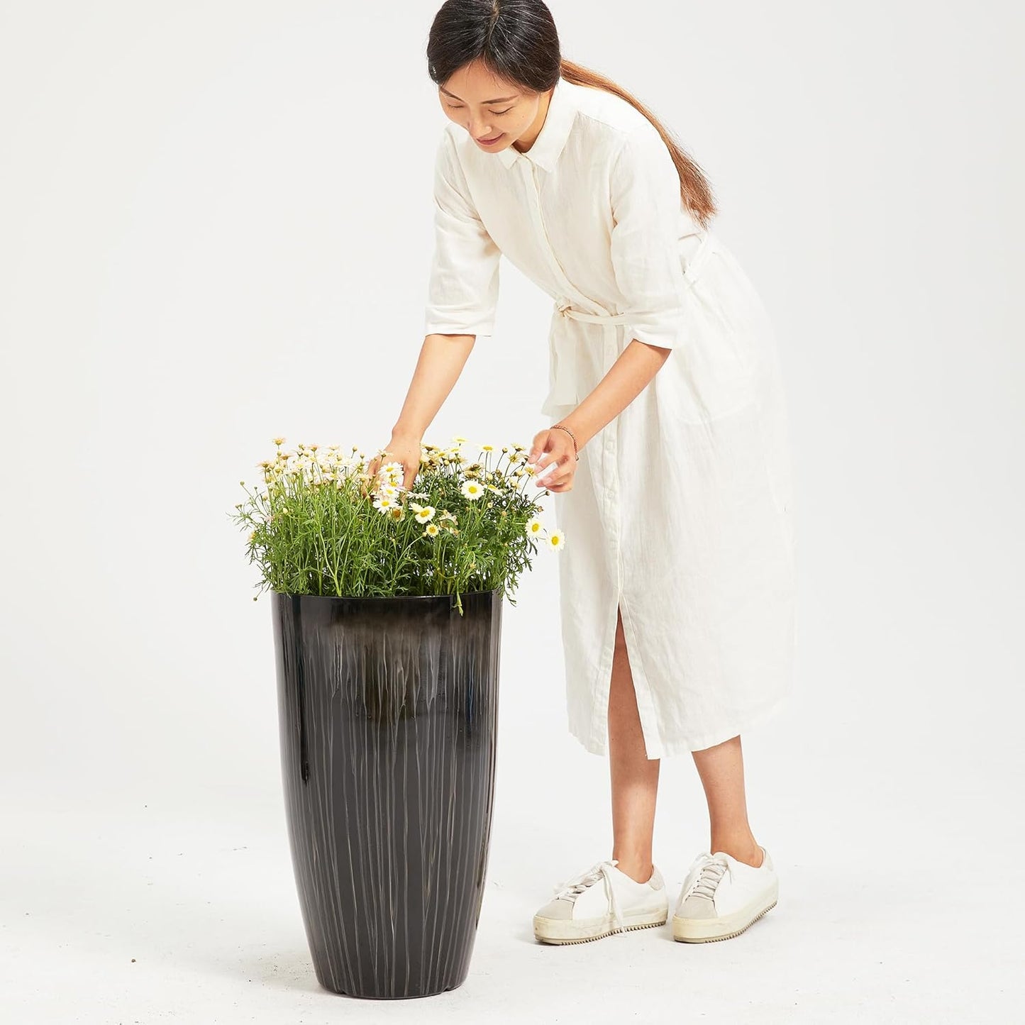 Worth Garden 23.5" H. Large Plastic Planters - Set of 2 Gradient Black Glossy Smooth Finish - Tall Plant Pots for Indoor & Outdoor Use - Decorative Lightweight Flower Pots for Front Porch, Patio, Deck