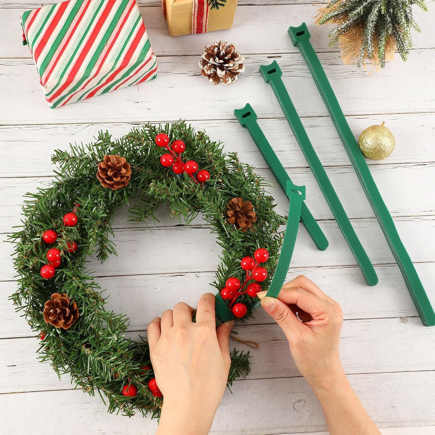 100 Pcs Christmas Garland Ties 12Inch Adjustable Holiday Garland Twist Ties for Holiday Christmas Halloween Tree Wreath Party Yard Wall Doorway Reusable Nylon Garden Cable Straps Decoration(Green)