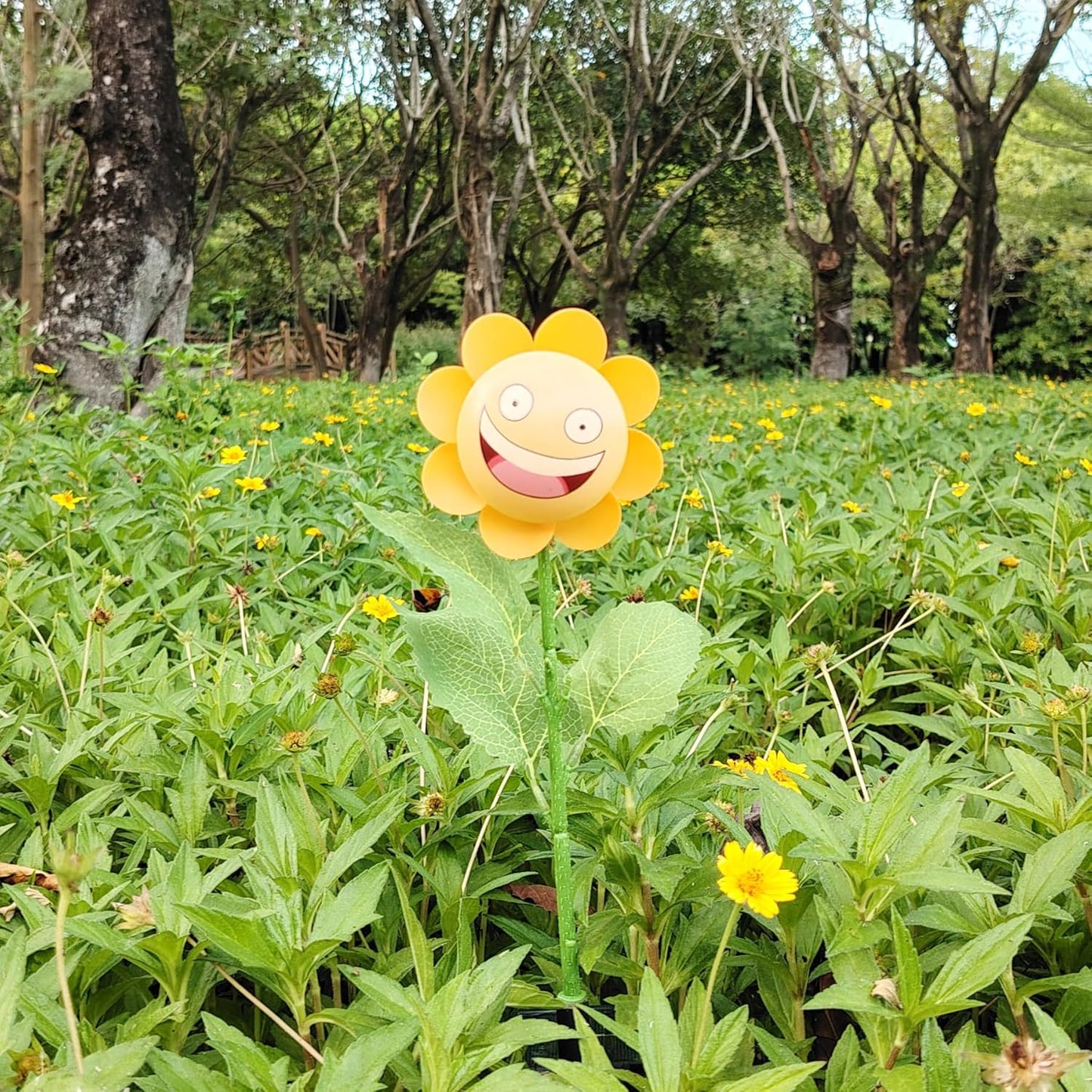 Single Pack Personified Bobble Face Wind Spinners Sunflower Solar Light Outdoor with Funny Smiling Face - Garden Decor Gift, Waterproof Auto-On/Off Pathway, Lawn, Yard Stake Light for Decorations